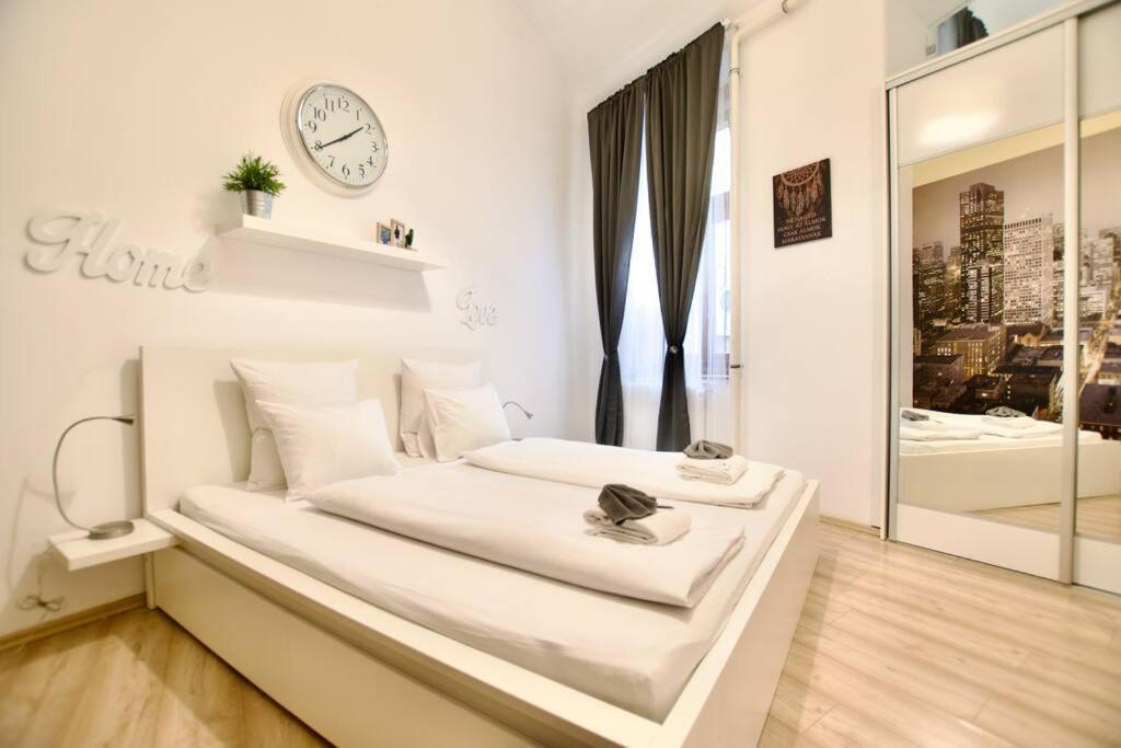 Standard Apartment By Hi5- Podmaniczky Street Budapest Exterior foto